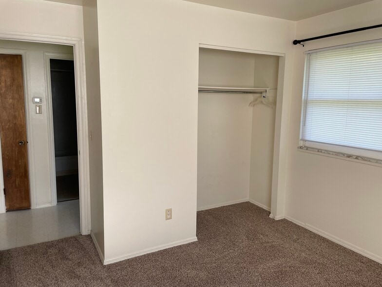 Building Photo - 953 E Hope Dr