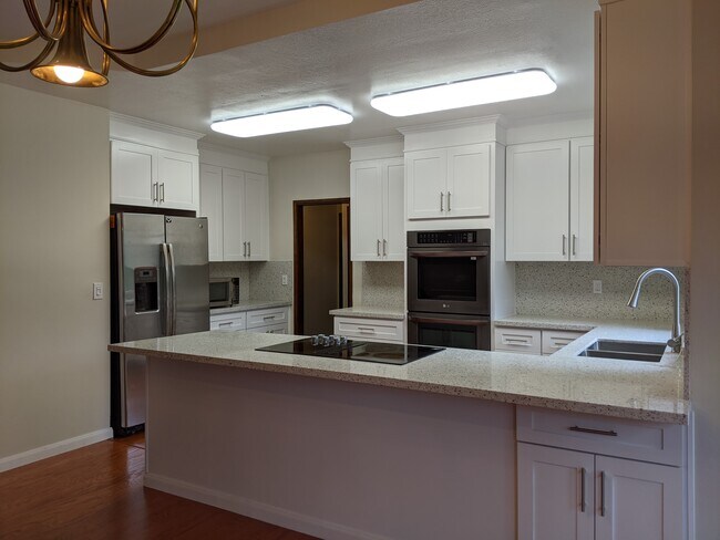 Building Photo - 28050 Horseshoe Ct