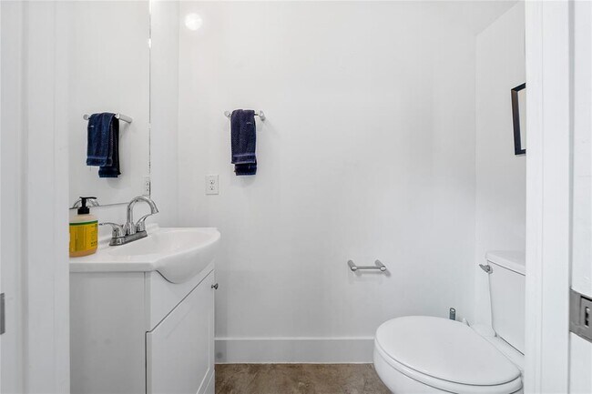 Building Photo - 408 W 55th St
