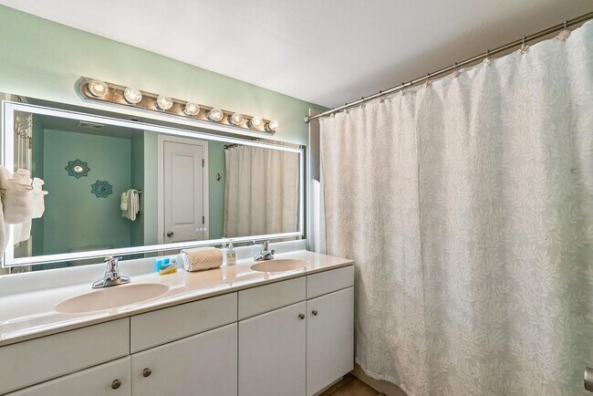 Building Photo - 9900 S Thomas Dr