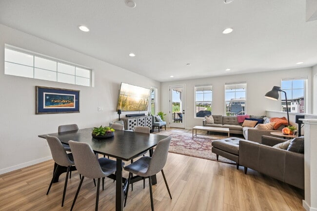 Building Photo - "Experience Spacious Comfort: 4-Bed, 3.5-Bath Retreat on Gladshine Drive!"