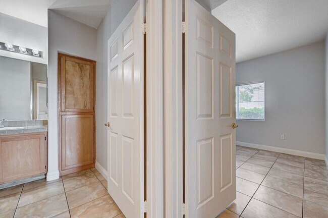 Building Photo - Spacious 2 Bedroom Condo in Gated Community!