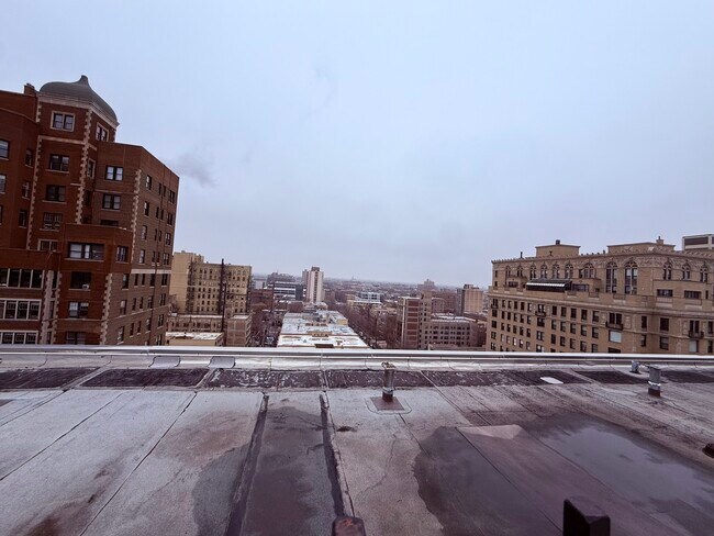 Building Photo - 3033 N Sheridan Rd