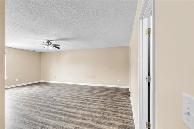 Building Photo - Spacious 4 Bed, 2.5 Bath in White Oak