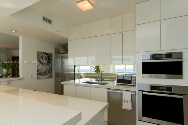 Building Photo - 3 br, 3 bath Condo - 4775 Collins Ave Apt ...