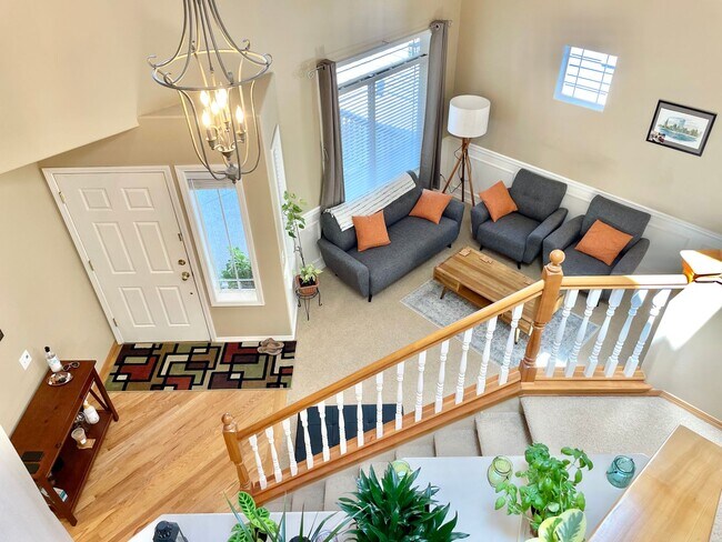 Building Photo - Spacious 4 bedrooms + Den, A/C! Pet(s)!