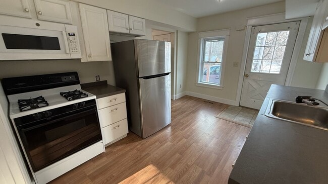 Building Photo - 391 Portland St