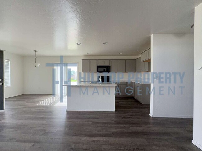 Building Photo - Beautiful 3 Bed, 2.5 Bath