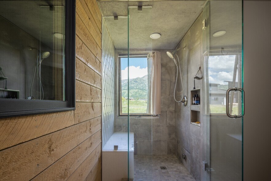 Shower - 356 Columbine St