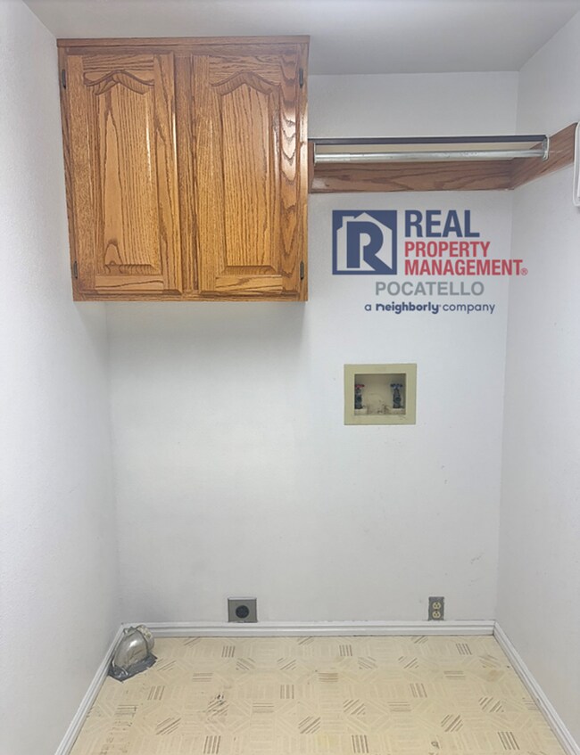 Building Photo - Beautiful 4 bed 2 1/2 bath - 3 car garage