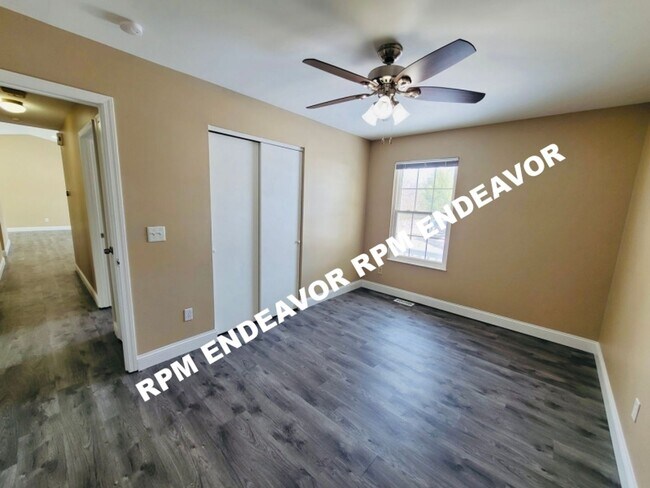 Building Photo - "Stunning 3-Bed Home with Modern Finishes, Spacious Yard, and Quiet Cul-De-Sac Location!"