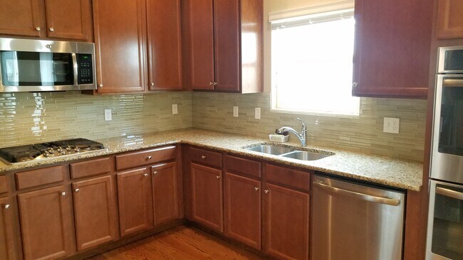 Building Photo - Beautiful 4/3/2 Fountain Valley Home Close...
