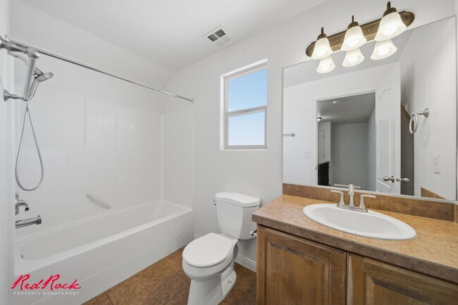 Building Photo - 3304 W Palomar