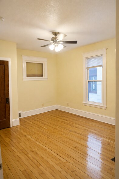 Building Photo - 1212 Como Ave SE