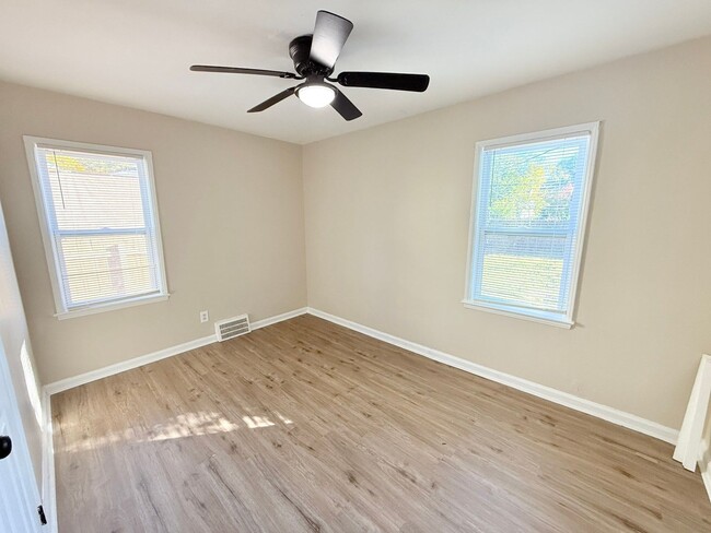 Building Photo - This beautifully updated 3-bedroom, 1-bath...