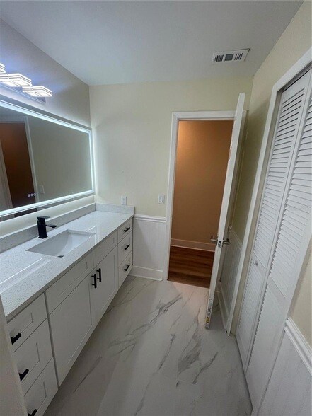 Building Photo - 10813 Venice Cir