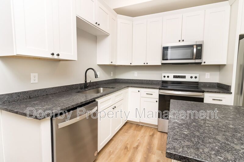 Building Photo - 905 W 39th St