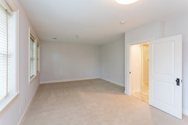 Building Photo - 1601 Spring Dr