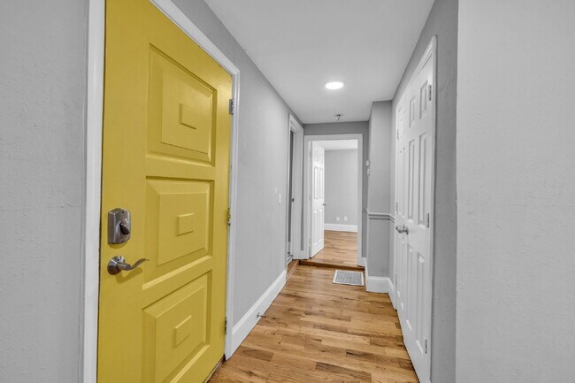 Building Photo - Sleek Highland Park Unit – Great Location,...