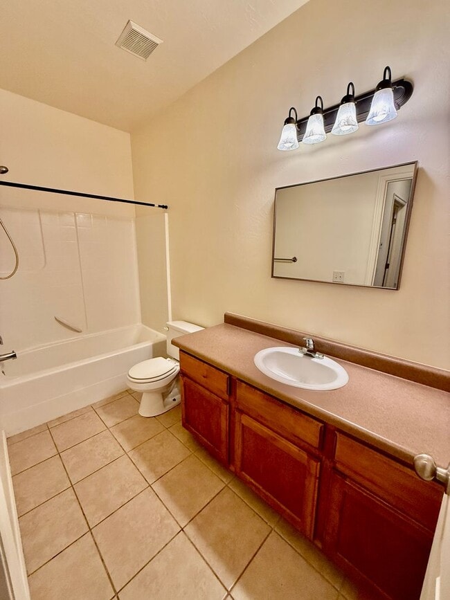 Building Photo - Spacious & Sunny Home in Quiet Hurricane N...