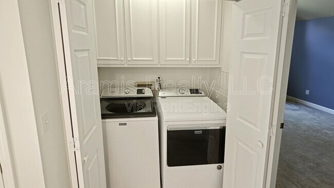 Building Photo - 1086 Pine Grove Ave NE