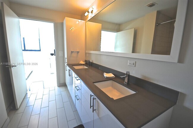 Building Photo - 999 SW 1st Ave