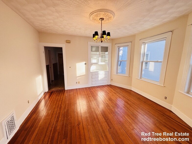 Building Photo - 39 Montfern Ave