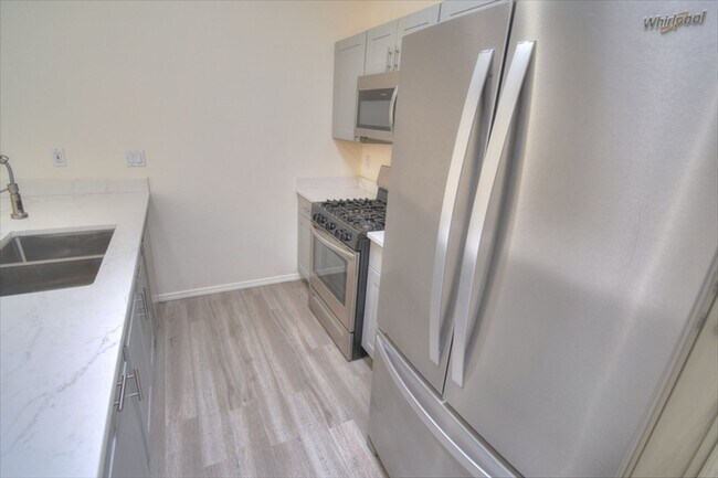 Building Photo - North Valley Townhome Ready NOW!