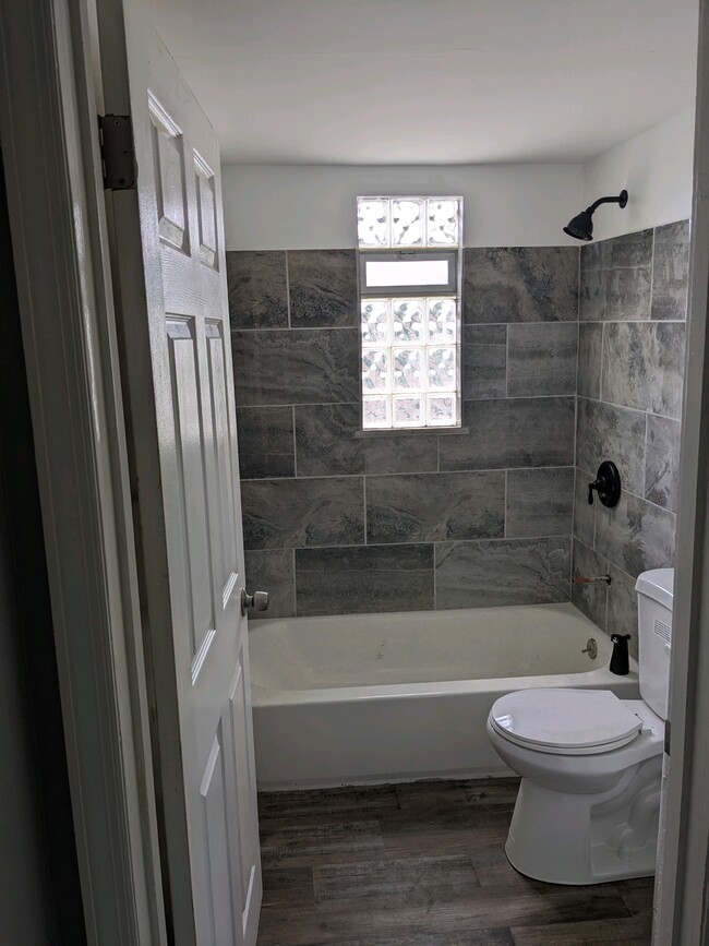 Full Bath #1 - 3808 W 8th St