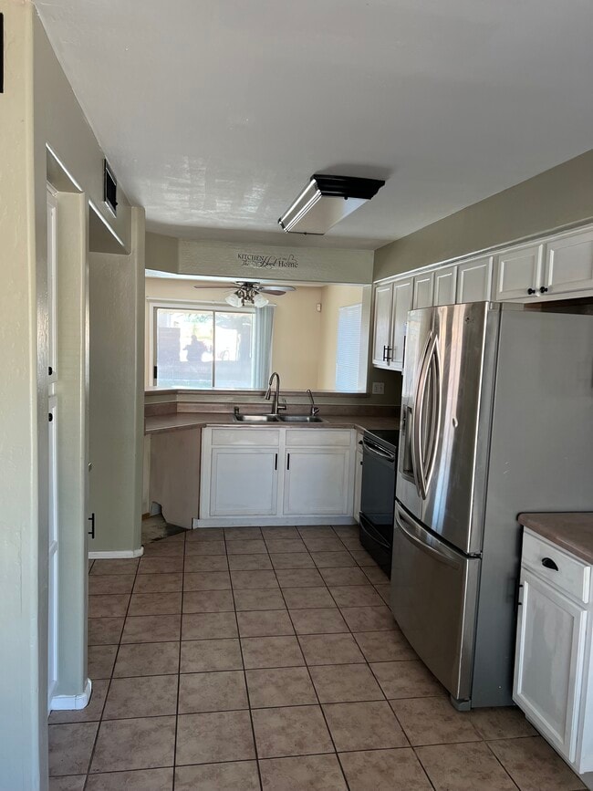 Building Photo - 1371 E 10th Pl