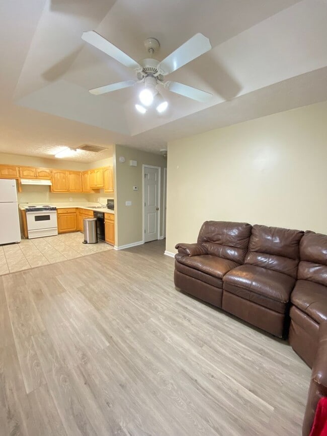 Building Photo - Comfort Meets Convenience in This 2 Bed, 2 Bath