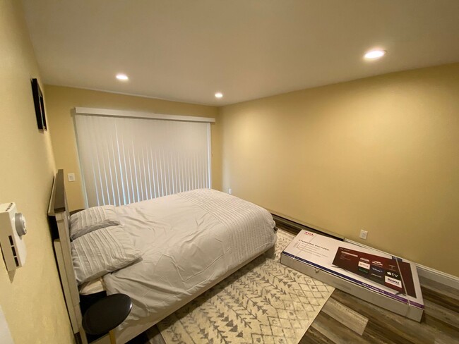 Building Photo - Seasonal Furnished Rental