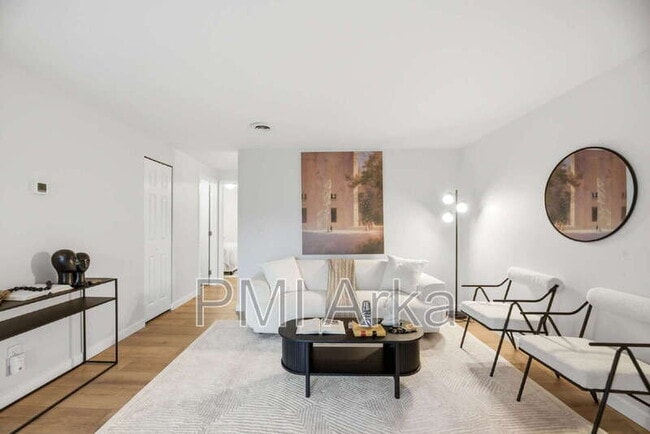 Building Photo - 12107 NE Bel Red Rd