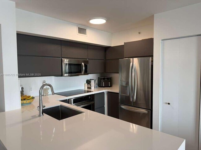 Building Photo - 1155 Brickell Bay Dr