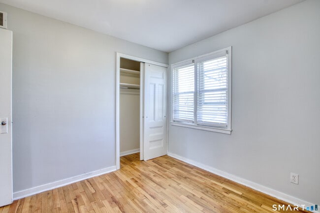 Building Photo - 124 Mayflower St