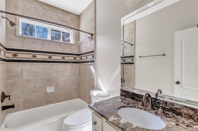 Building Photo - 135 Low Country Ln