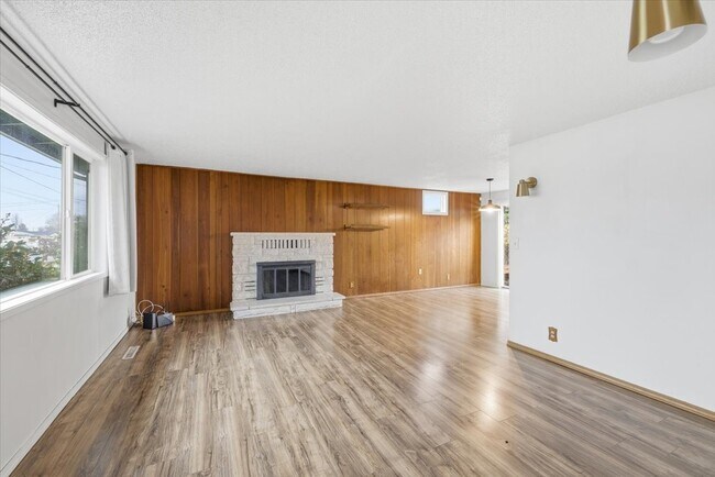 Building Photo - 2500 Alma Dr