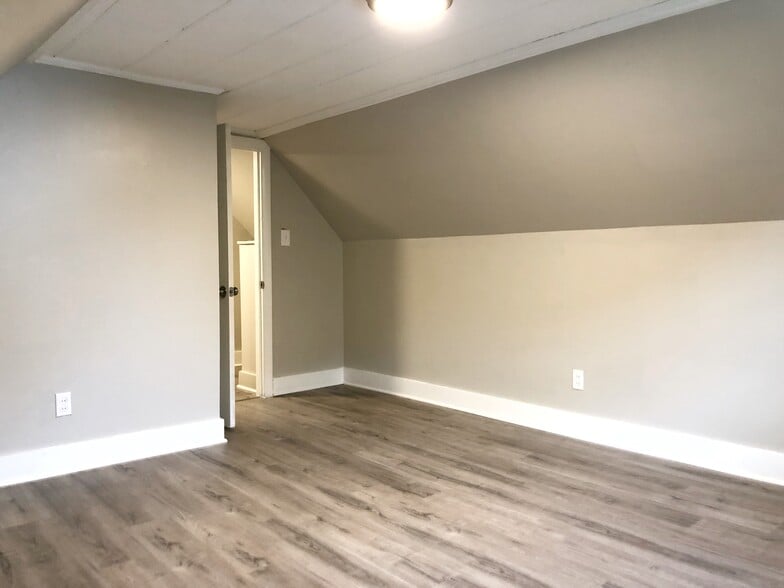 Bedroom 1 (Upstairs) - 102 Fruit St
