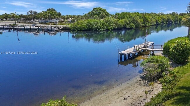 Building Photo - 725 Hummingbird Way