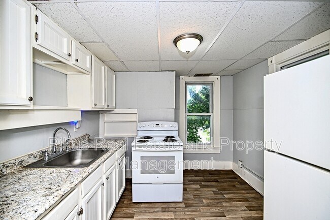 Building Photo - 825 7th St NW