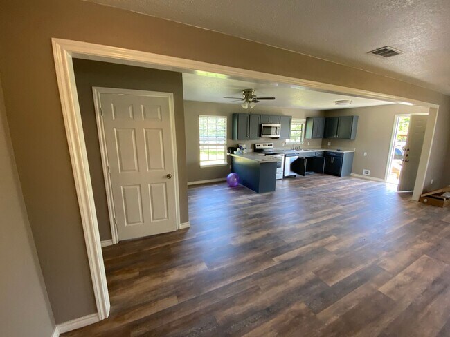 Building Photo - 3 Bedroom Home is Ennis!