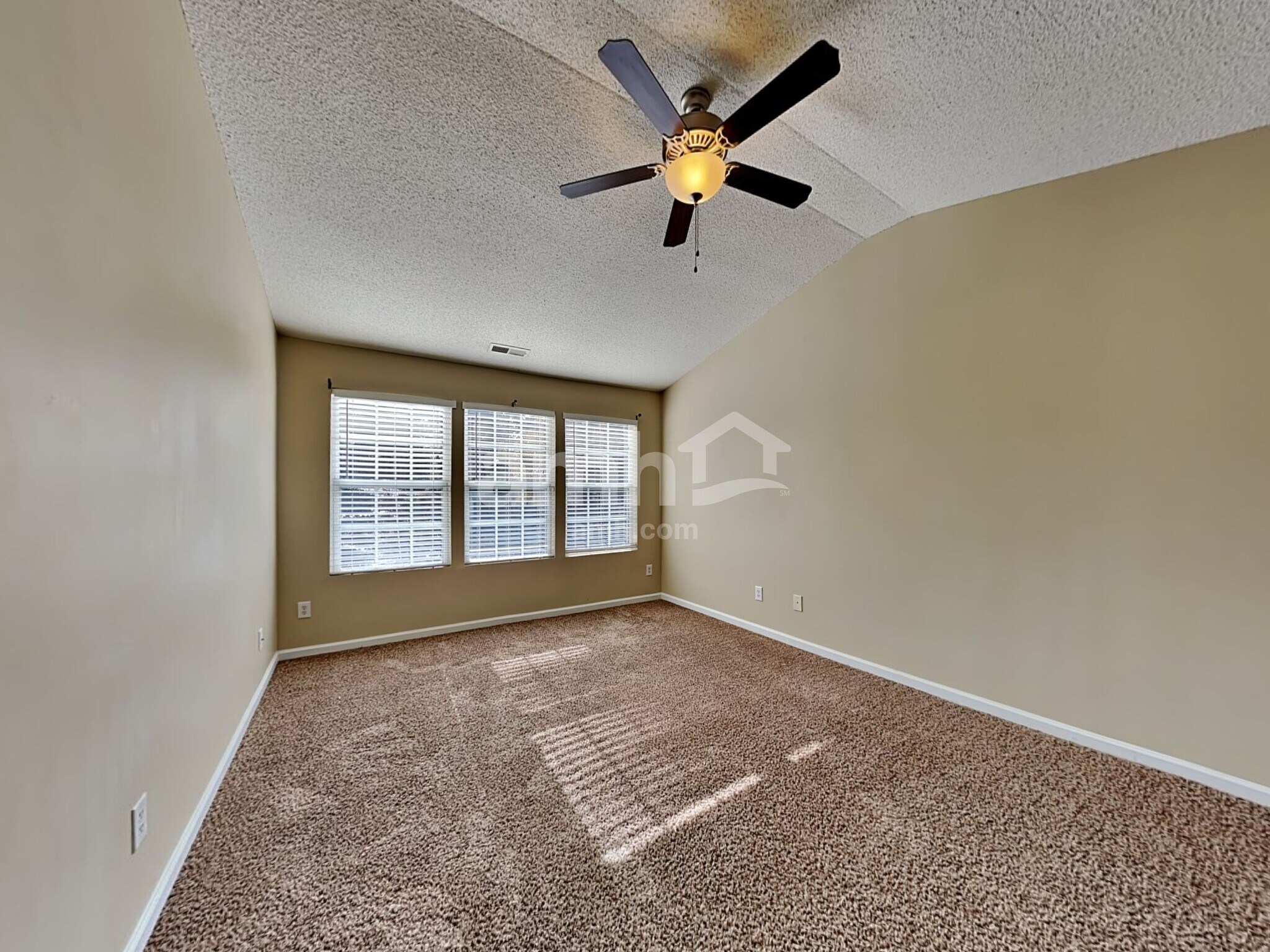 Building Photo - 136 N Honey Springs Ave