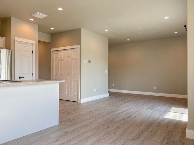Building Photo - Pet Friendly 2 bed/ 1 bath unit at Soldier Ridge!