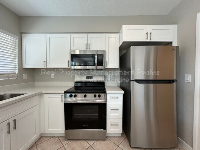 Building Photo - 3416 S Westfall Ave