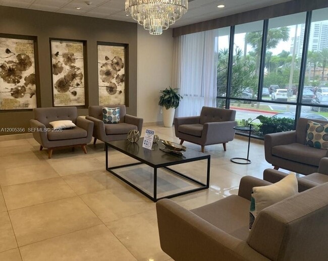 Building Photo - 3731 N Country Club Dr