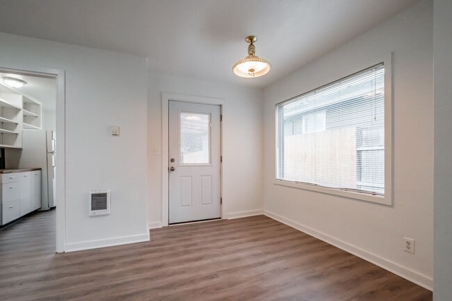 Building Photo - 2490 Maple Ave NE