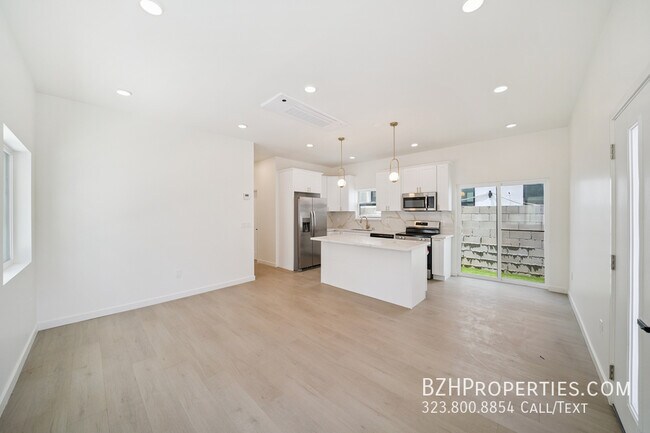 Building Photo - 1513 S Hayworth Ave