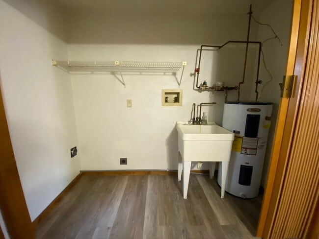 Building Photo - Lovely 2 Bedroom Townhouse with Private Patio, Off-Street Parking & MORE! Call Today!!