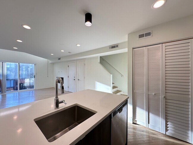 Building Photo - 949 W Grace St