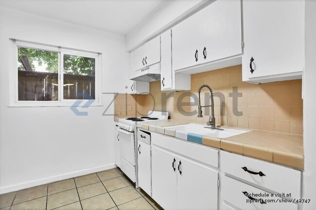 Building Photo - 132 W 18th St